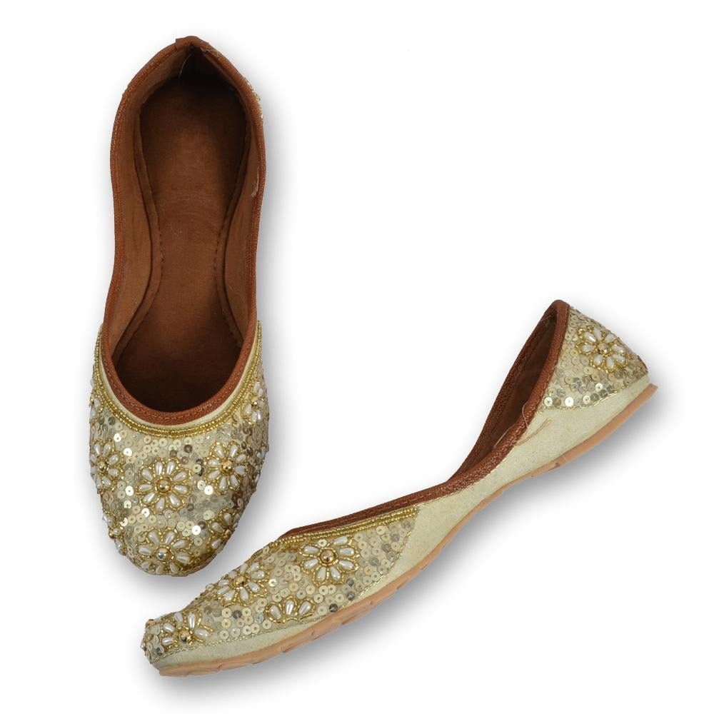 Buy_Ethnic_Mojaris_for_Women_-_Silver_112c0dec-3c44-41d3-9f7e-dec0e75b5f1e.jpg