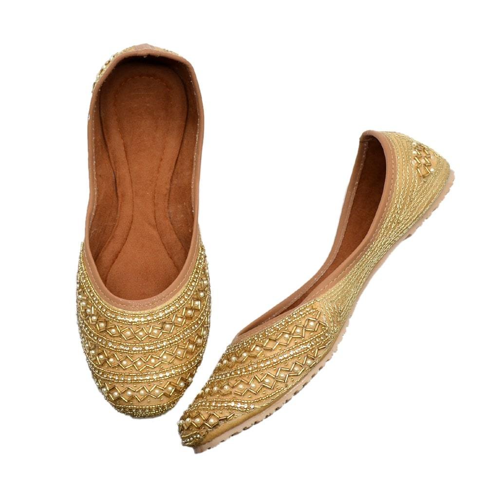 Embellished_Golden_Ethnic_Mojaris_For_Women-4